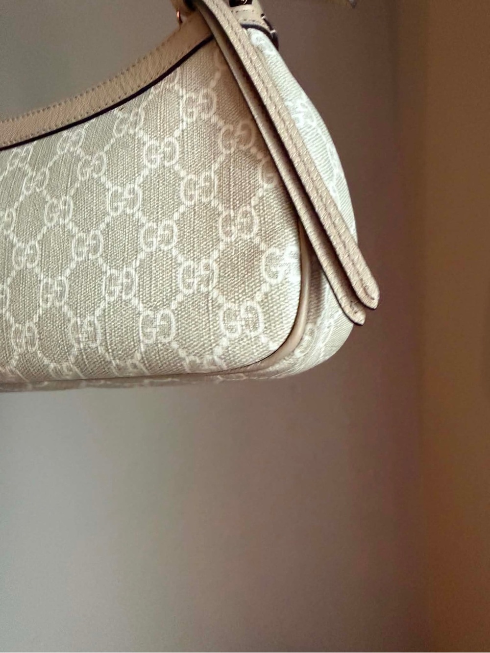 Gucci Beige GG Supreme Shoulder Bag with Gold Hardware - Picture 10 of 16